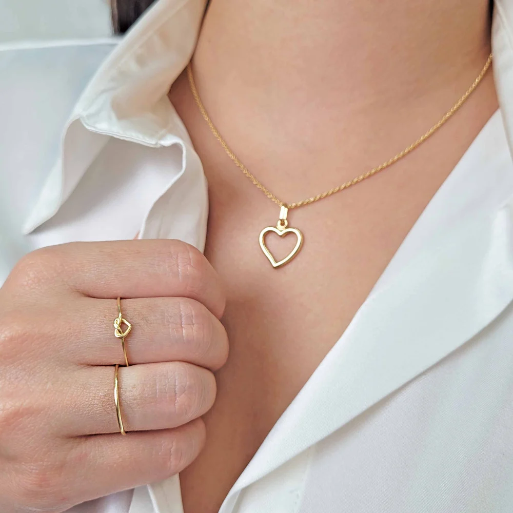 Anel de ouro feminino delicado e moderno da Aubra Joias