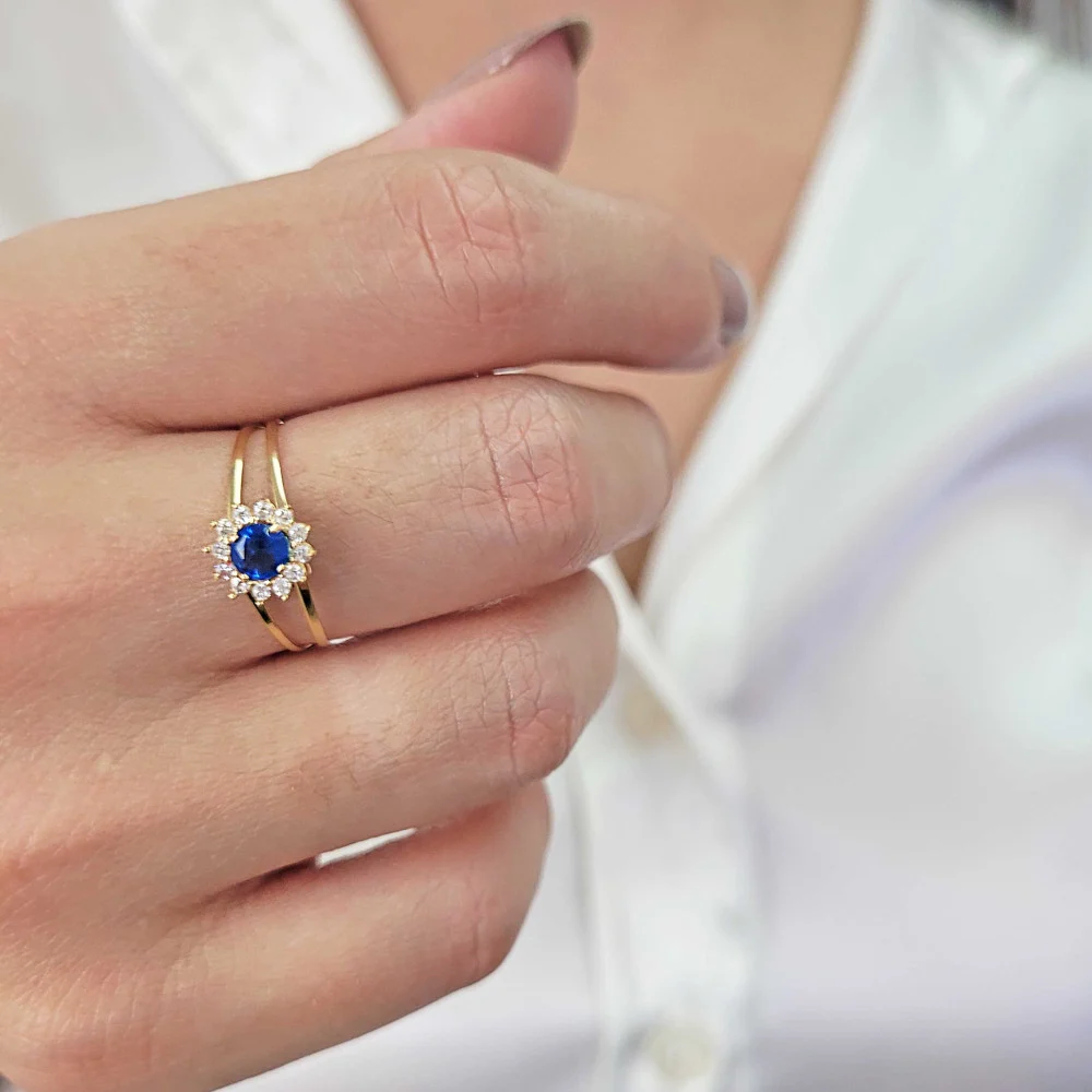 Anel de ouro 18k com design moderno e brilho intenso