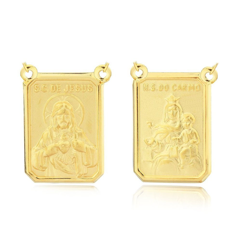 Mulher usando um delicado Escapulário de ouro feminino 18k.